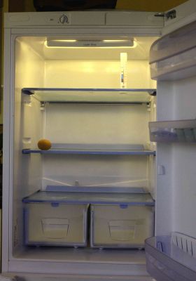 J.Portes
Il est terrible
le petit bruit de l'oeuf dur cassÃ© sur le coin du comptoir d'Ã©tain
il est terrible ce bruit
quand il remue dans la mÃ©moire de l'homme qui a faim.
                                    Jacques PrÃ©vert
